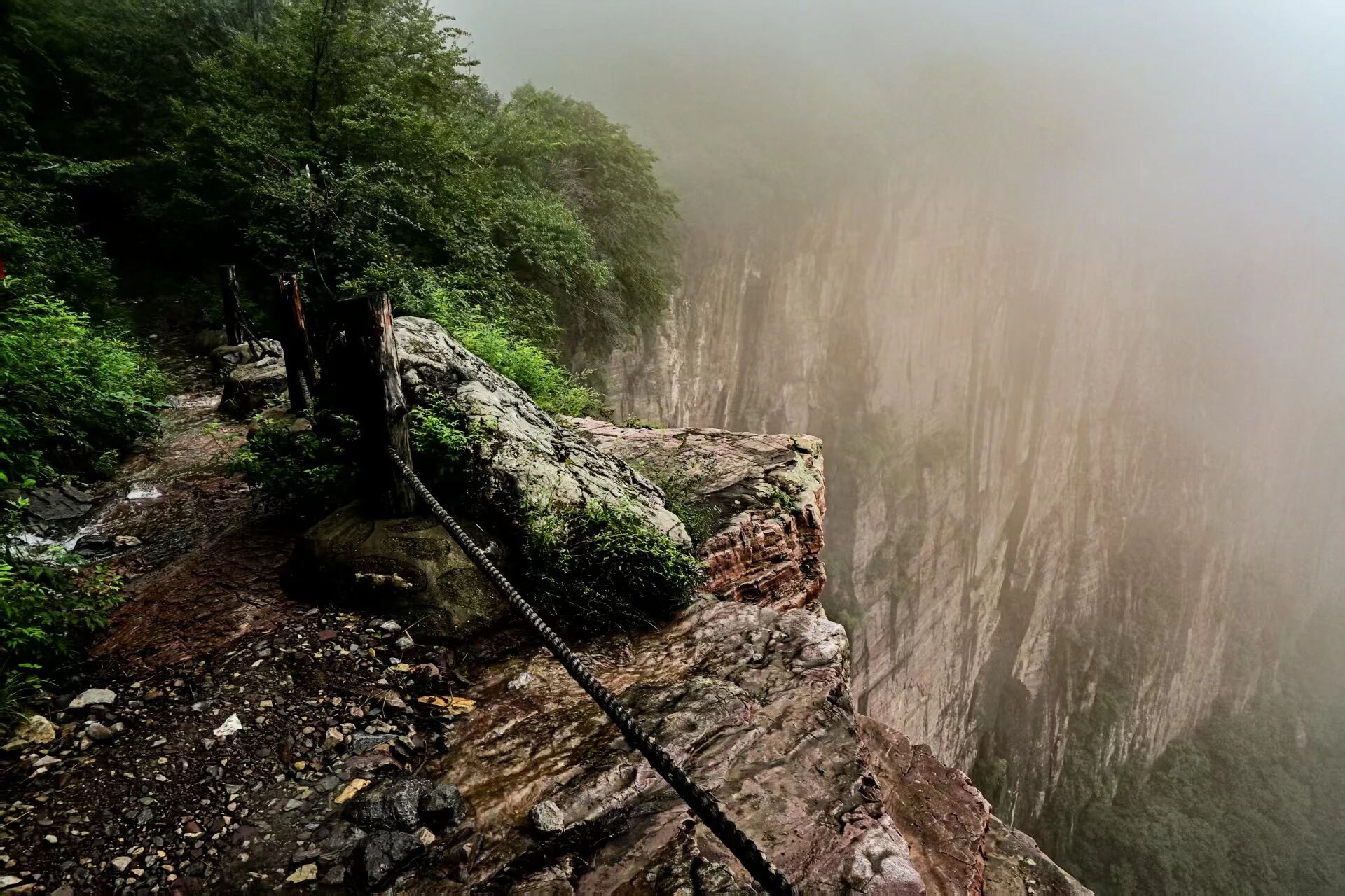 大學(xué)生自曝反穿南太行夜遇暴雨落單后迷路